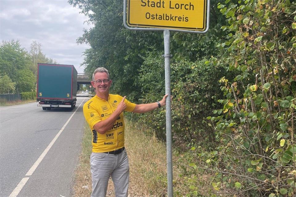  Dem Bürgermeister von Lorsch, Christian Schönung, viel der Ortsschild-Tausch den Angaben nach zuerst auf.-/Stadt Lorch/dpa