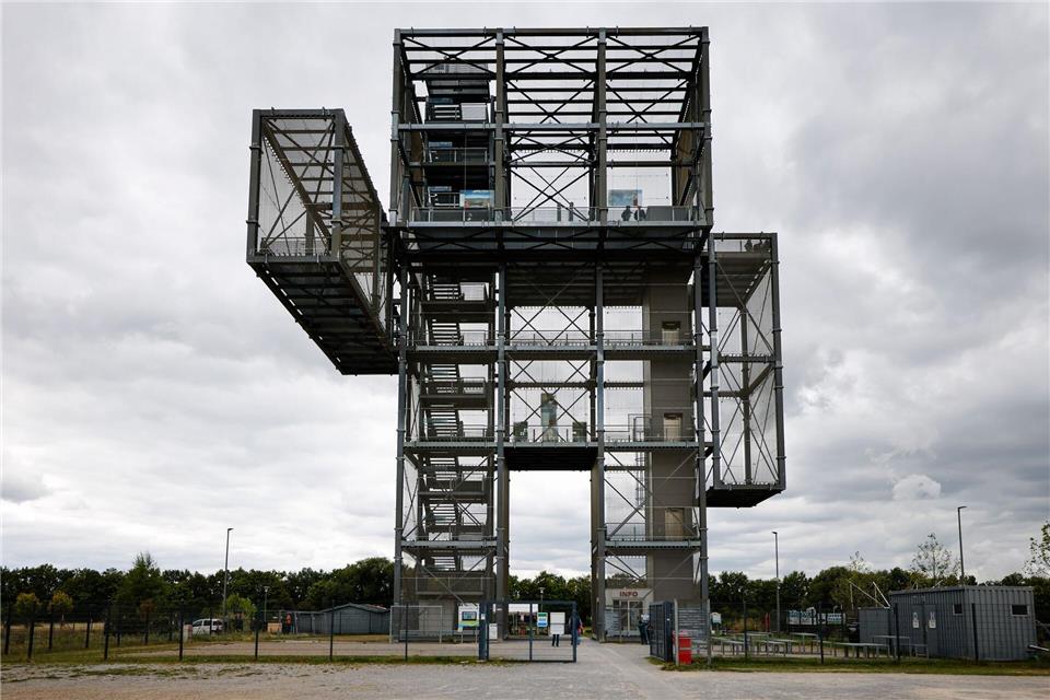  Der Aussichtsturm Indemann und das dazu gehörende Freizeitgelände werden in den nächsten Jahren erweitert.Thomas Banneyer/dpa