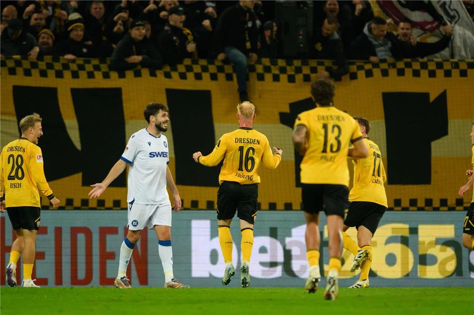  Der Dresdner Nils Fröling jubelt nach seinem Tor zum 1:0.Robert Michael/dpa