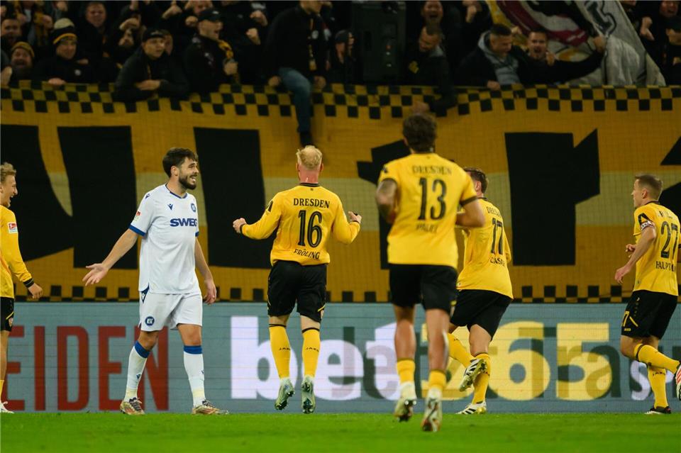  Der Dresdner Nils Fröling jubelt nach seinem Tor zum 1:0.Robert Michael/dpa