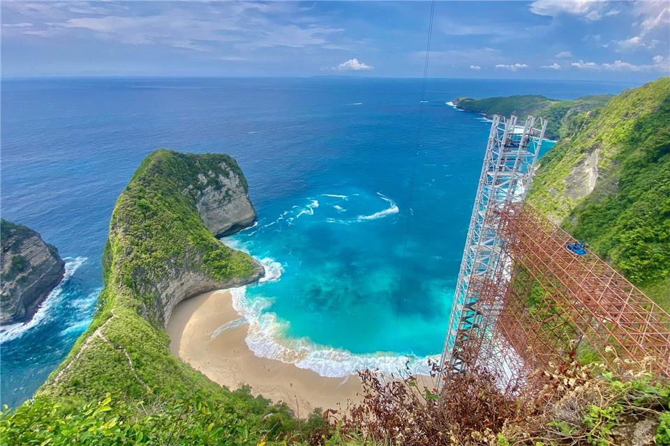  Der Kelingking Beach mit dem T-Rex-Felsen ist ein weltbekanntes Fotomotiv - aber der halbfertige Bau des Glasaufzugs verschandelt den Ausblick.Putu Utami/dpa