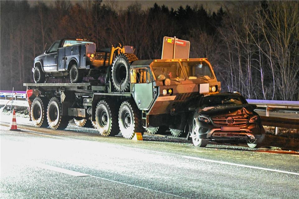  Der Lkw-Fahrer hatte den Informationen zufolge noch versucht, den Unfall zu verhindern, indem er auf die linke Fahrbahn auswich.Marius Bulling/onw-images/dpa