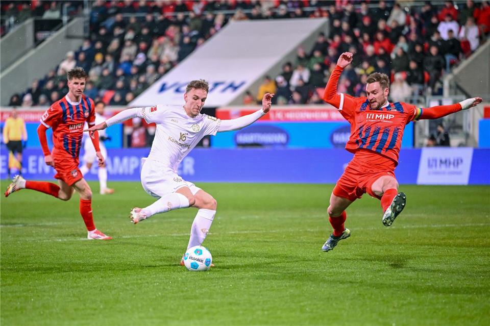  Der Mainzer Nelson Weiper (M) fehlte beim FSV. Es geht um seinen auslaufenden Vertrag.Harry Langer/dpa