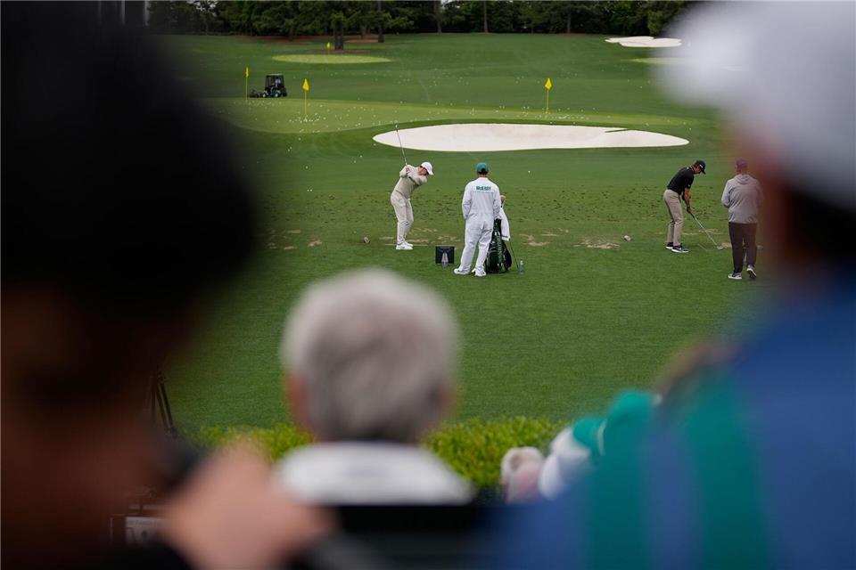  Der Nordirländer Rory McIlroy wärmt sich vor dem Masters-Golfturnier auf.David J. Phillip/AP/dpa