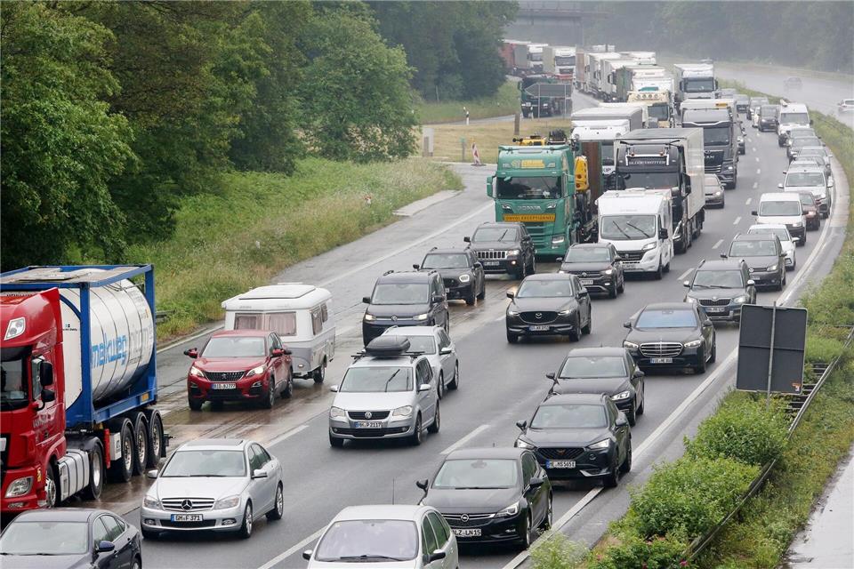  Der November ist einer der staureichsten Monate im Jahr. (Archivbild)Roland Weihrauch/dpa
