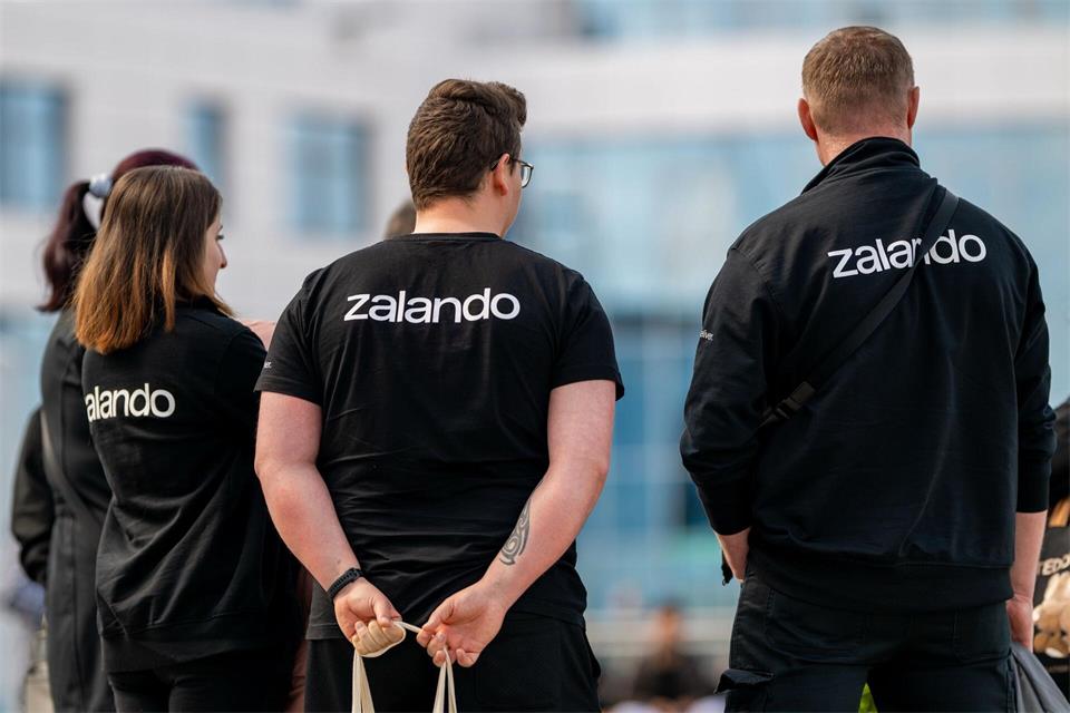  Der Online-Modehändler Zalando schließt sein Logistikzentrum in Erfurt bis Ende September dieses Jahres. (Symbolbild)Jacob Schröter/dpa
