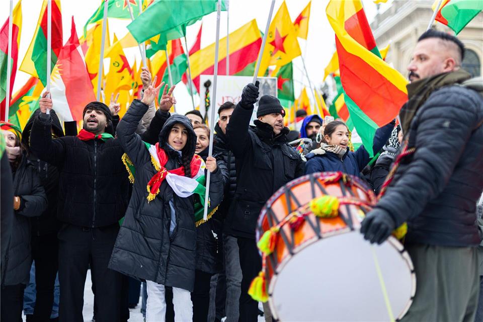  Der Protest richtet sich gegen Gewalt in Nordsyrien.Michael Matthey/dpa