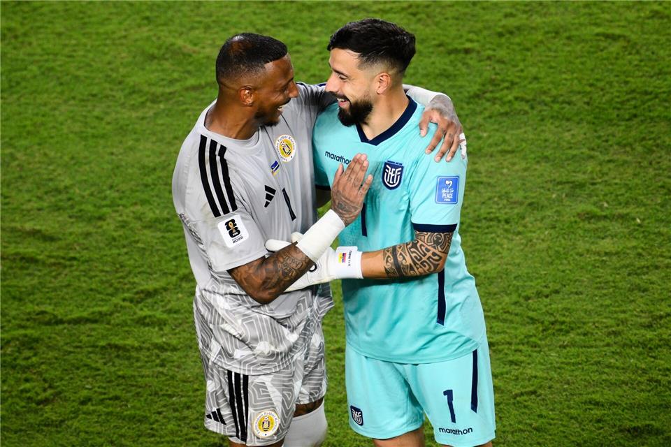  Der Torhüter von Curaçao, Eloy Room (l), und der Torhüter von Ecuador, Hernán Galindez, umarmen sich nach dem WM-Gruppenspiel.Reed Hoffmann/AP/dpa