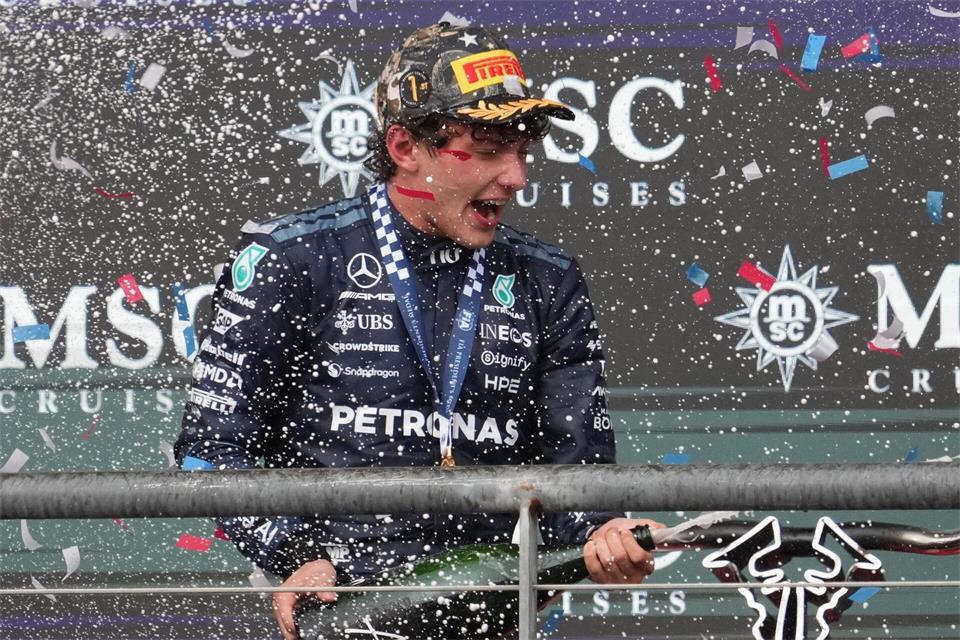  Der italienische Mercedes-Fahrer Andrea Kimi Antonelli feiert seinen Sieg beim Großen Preis der USA.Eric Gay/AP/dpa