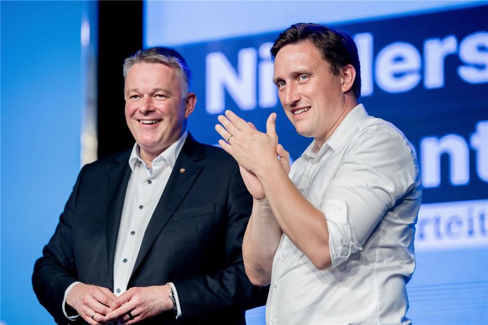 Der neue Ministerpräsident von Rheinland-Pfalz, Gordon Schnieder, (links) agierte in Vechta als Mutmacher für die CDU. Hauke-Christian Dittrich/dpa
