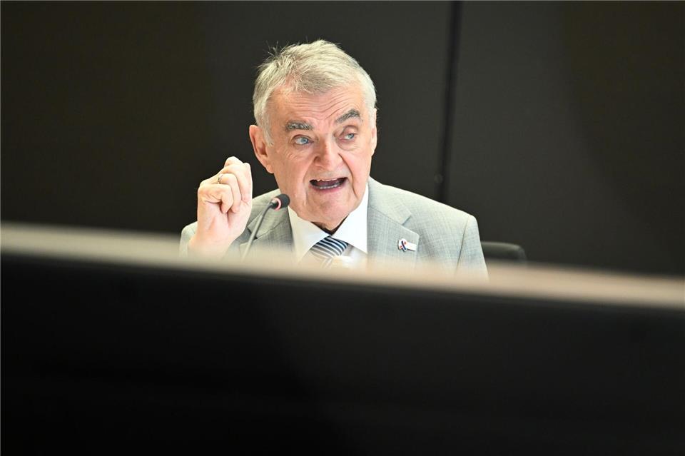  Der nordrhein-westfälische Innenminister Herbert Reul (CDU) denkt über den bisherigen Umgang mit Gefährdern und die Sicherheit Deutschlands nach. (Archivbild)Federico Gambarini/dpa