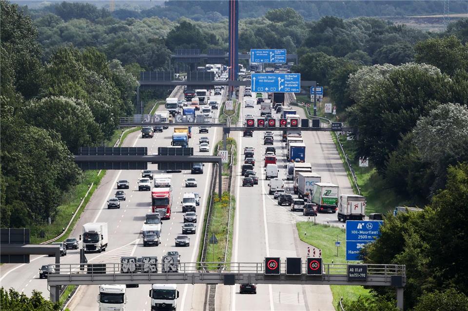  Die A1 in Hamburg wird am Wochenende sowohl in Richtung Lübeck/Berlin als auch Bremen/Hannover voll gesperrt. (Archivbild)Christian Charisius/dpa