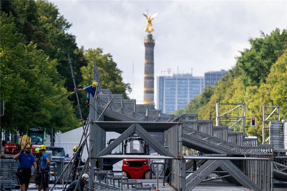  Die Aufbauarbeiten für den Marathon sind bereits in vollem Gange. (Archivbild) Sören Stache/dpa