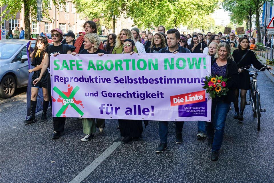  Die Demo stand unter dem Motto „Jetzt erst recht! Abtreibung entkriminalisieren“Frank Molter/dpa