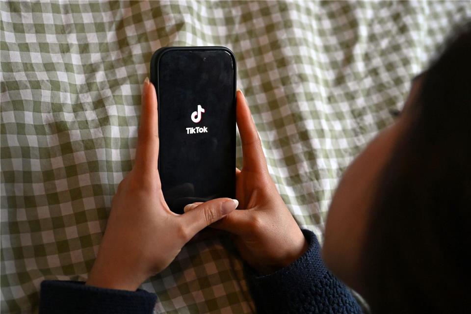  Die EU-Kommission hat sich die Online-Plattform Tiktok vorgeknöpft.Elisa Schu/dpa