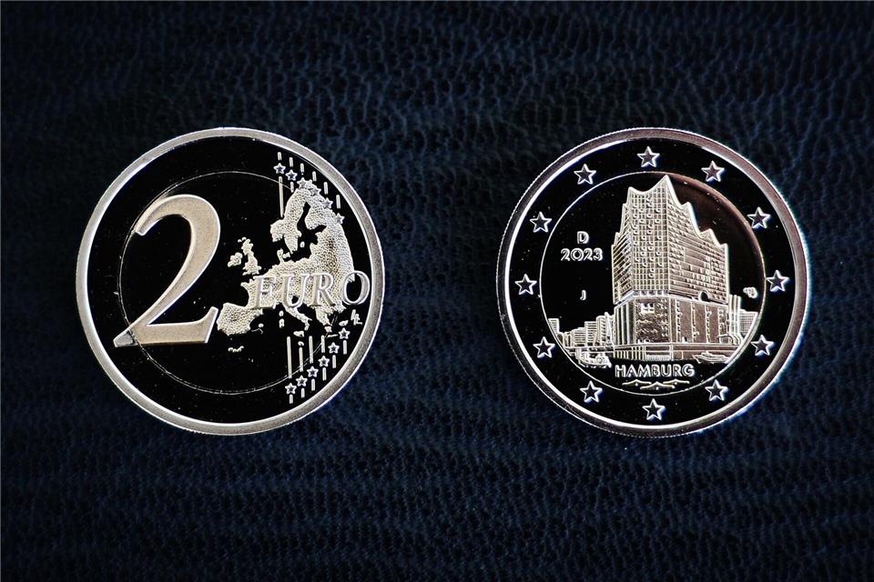  Die Elbphilharmonie ist auf Münzen aus dem Jahr 2023 zu sehen. (Archivbild)Christian Charisius/dpa