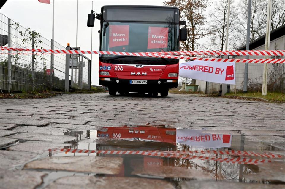  Die Gewerkschaft Verdi hat nach eigenen Angaben die Busunternehmen in den kreisfreien Städten zum Streik aufgerufen. (Symbolbild)Carsten Rehder/dpa
