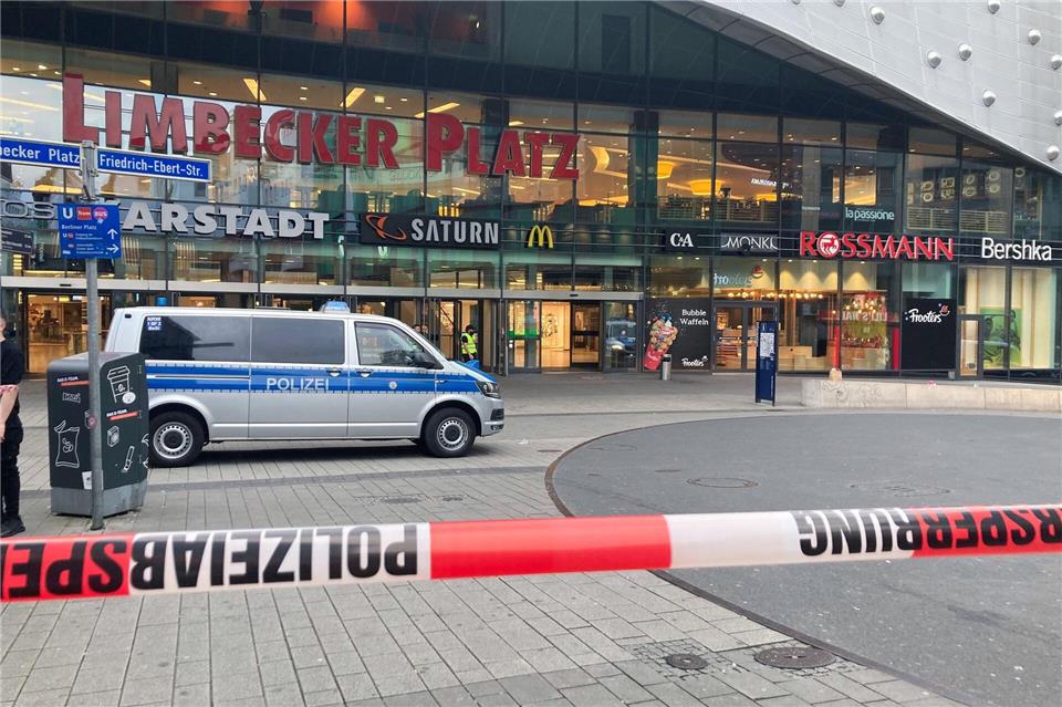 Die Gruppe soll auch die Evakuierung des Einkaufszentrums am Limbecker Platz in Essen im Mai 2024 ausgelöst haben. (Archivbild)Florentine Dame/dpa