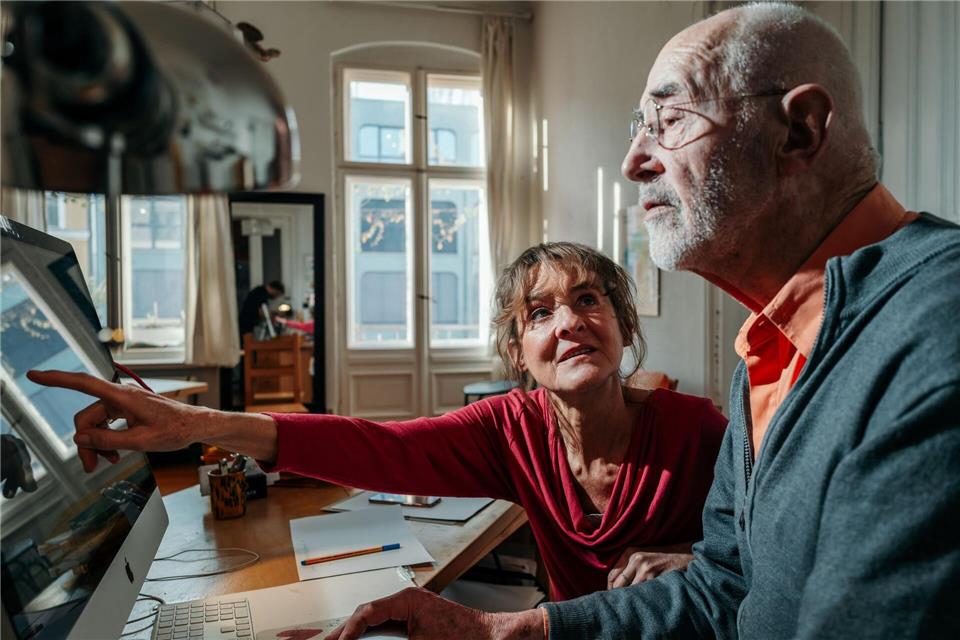  Die Handhabung elektronischer Geräte fällt älteren Menschen schwer.Jens Gyarmaty/ZDF/dpa