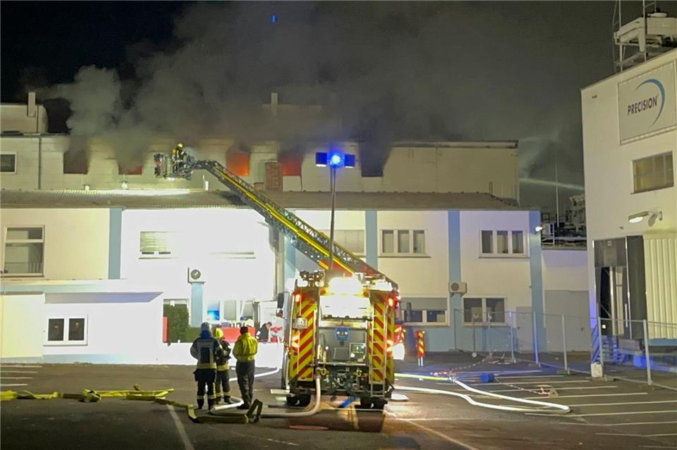  Die Hitzeentwicklung war so stark, dass die Feuerwehr das Gebäude während der laufenden Löscharbeiten nicht betreten konnte.Fritz Demel/dpa