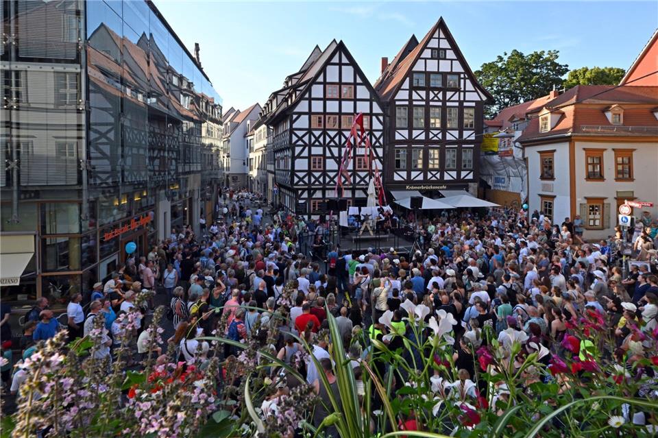  Die Krämerbrücke ist die längste, durchgehend mit Häusern bebaute und bewohnte Brücke Europas.Martin Schutt/dpa
