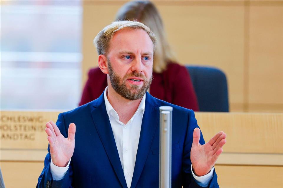  „Die Lage bei den Bussen ist extrem ernst“, sagte der verkehrspolitische Sprecher der SPD, Niclas Dürbrook. (Archivbild)Frank Molter/dpa