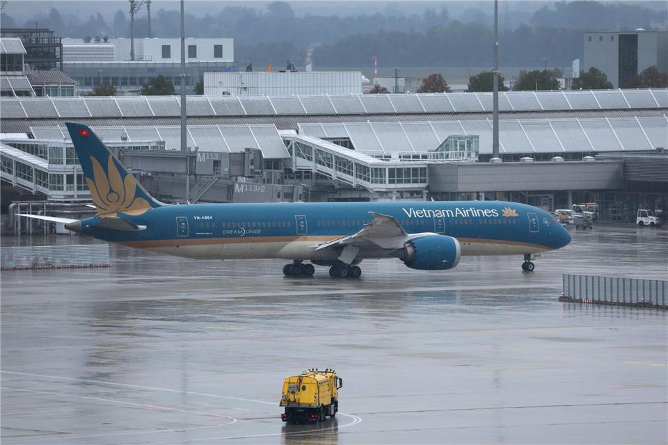  Die Passagiere der Vietnam Airlines müssen auf ihren Abflug warten. Karl-Josef Hildenbrand/dpa