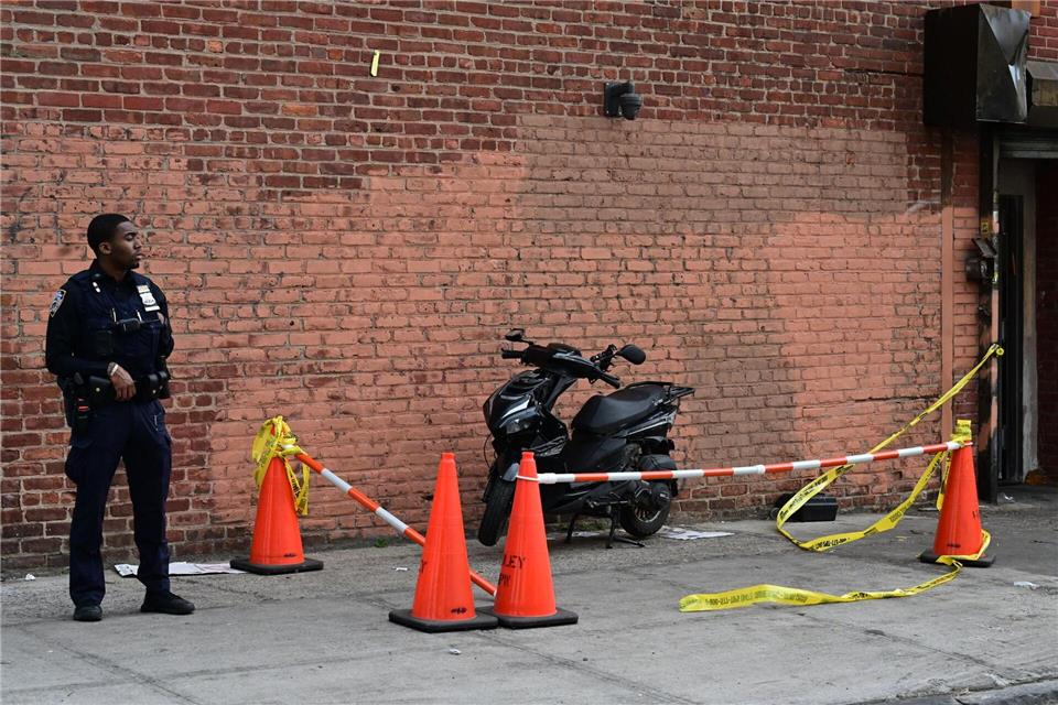  Die Polizei stellte den Roller sicher und wertet Videoaufnahmen aus.Kyle Mazza, Kyle Mazza/TheNEWS2 via ZUMA Press Wire/dpa