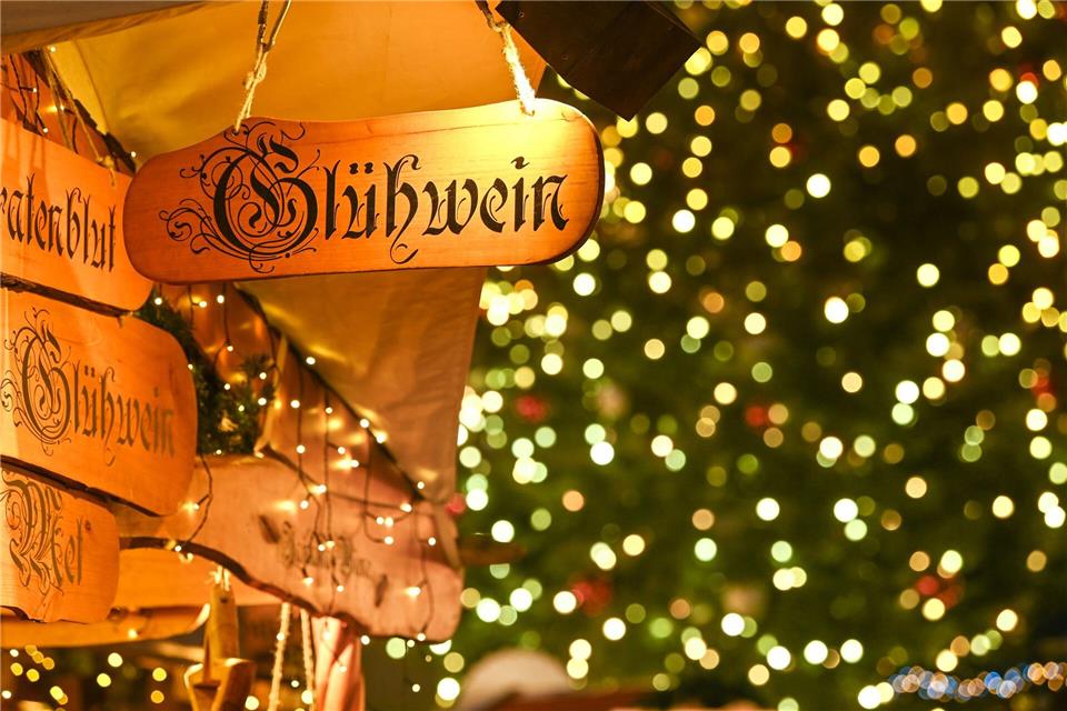  Die Preise für Weihnachtsmarkt-Leckereien bleiben fast unverändert. (Archivbild)Heiko Rebsch/dpa