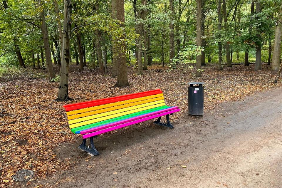  Die Regenbogen-Bank erinnert im Berliner Tiergarten an den islamistischen CSD-Terroranschlag.Dirk Wittenberg/dpa