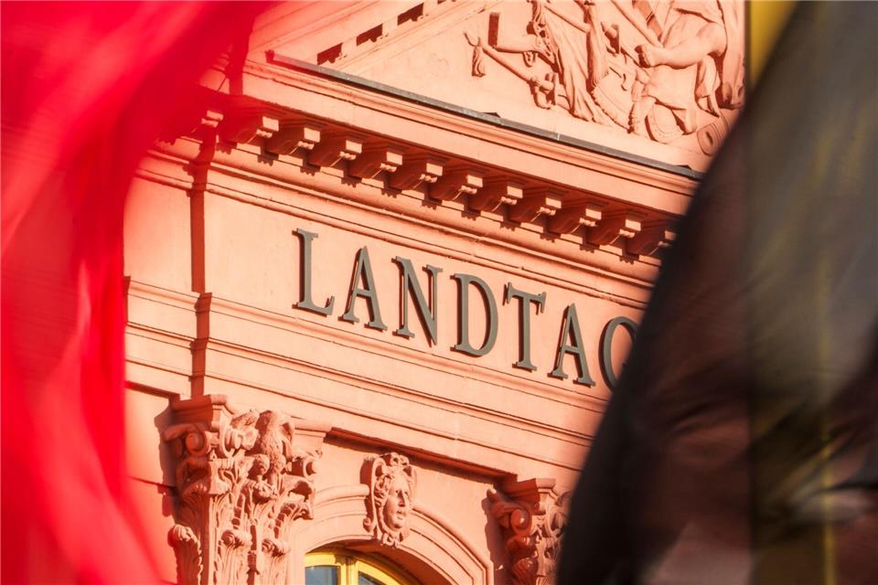  Die SPD gibt ihre Ministerliste für die künftige Landesregierung bekannt. (Archivbild)Andreas Arnold/dpa
