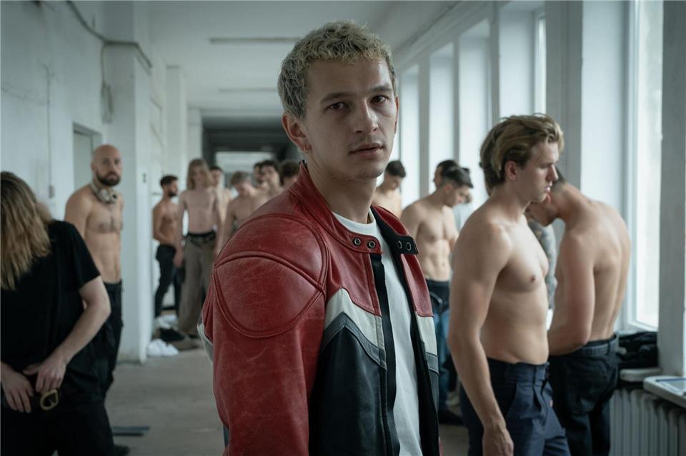  Die Serie von Karol Klementowicz erhielt im März in Lille beim internationalen Festival Series Mania den prestigeträchtigen Grand Prix. Hier eine Szene mit Filip (Ignacy Liss) bei einem Model-Casting.--/HBO Max/dpa