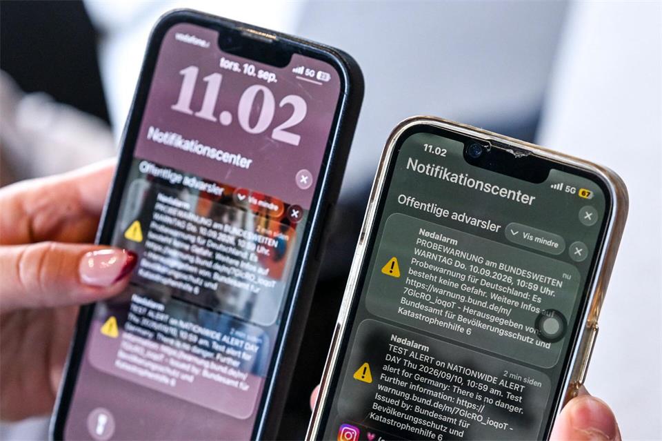  Die Warnung wurde in deutscher und englischer Sprache verschickt.Jens Kalaene/dpa