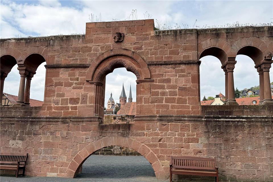  Die einstige Wasserburg auf einer Insel in der Kinzig wurde unter der Herrschaft von Kaiser Friedrich I. Barbarossa gebaut. Gelnhausen, Verwaltungssitz des Main-Kinzig-Kreises, trägt zu Ehren des Stadtgründers den Beinamen Barbarossastadt.Michael Bauer/dpa