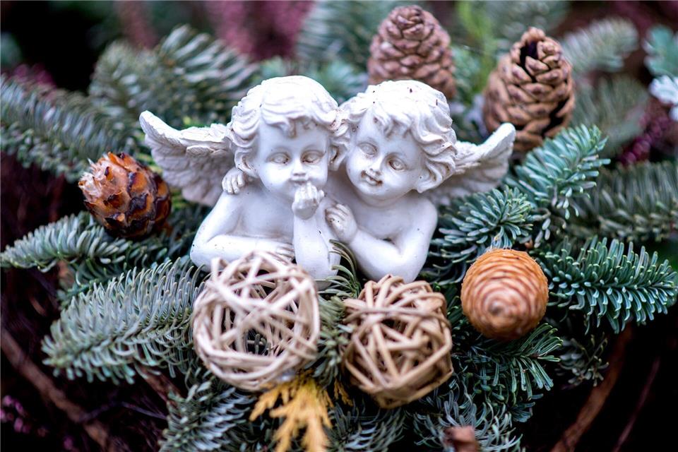  Diebe haben es oft auf Gestecke und Blumen auf den Gräbern abgesehen. (Symbolbild)picture alliance / Hauke-Christian Dittrich/dpa