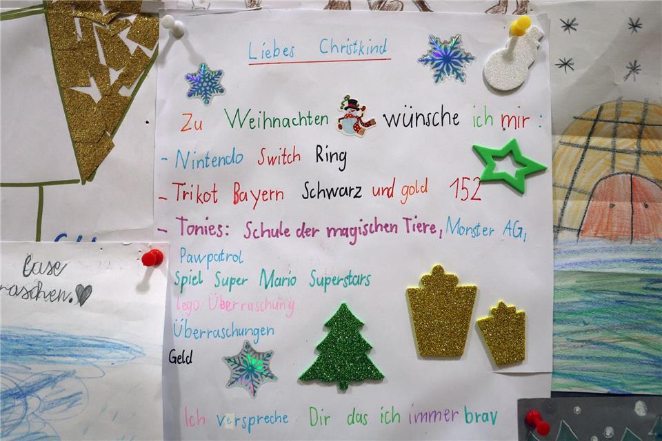  Dutzende Helfer beantworten Tausende Wunschzettel aus aller Welt. (Archivbild)Karl-Josef Hildenbrand/dpa