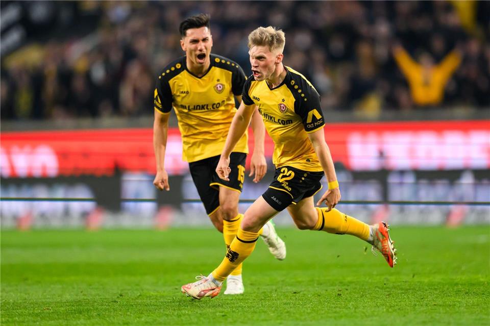  Dynamos Jonas Sterner (r) jubelt nach seinem Tor zum 1:1 mit Claudio Kammerknecht.Robert Michael/dpa/ZB