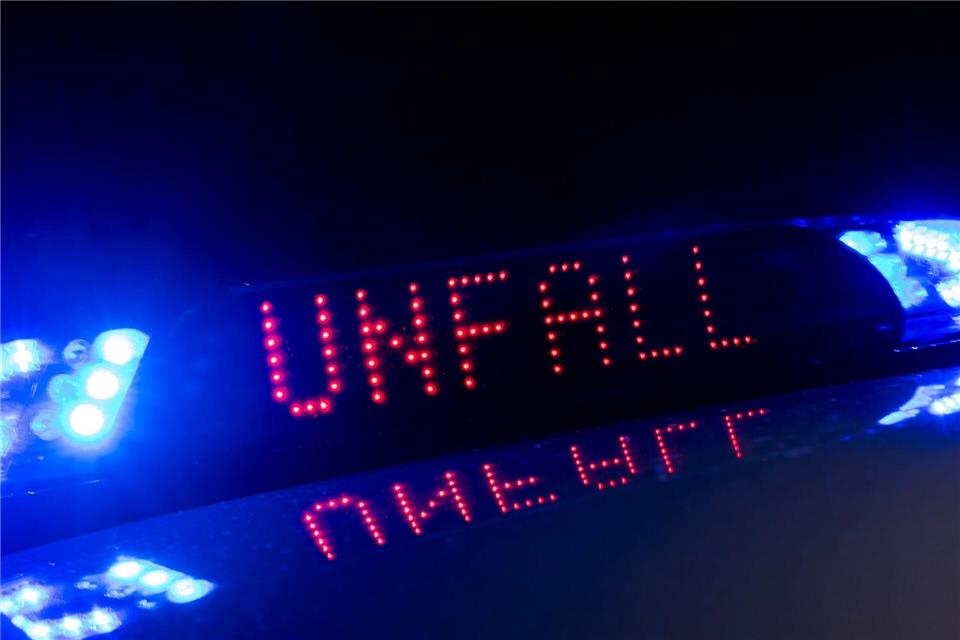  Ein 61-Jähriger wird in seinem Auto eingeklemmt und muss befreit werden. (Symbolbild)Monika Skolimowska/dpa-Zentralbild/dpa