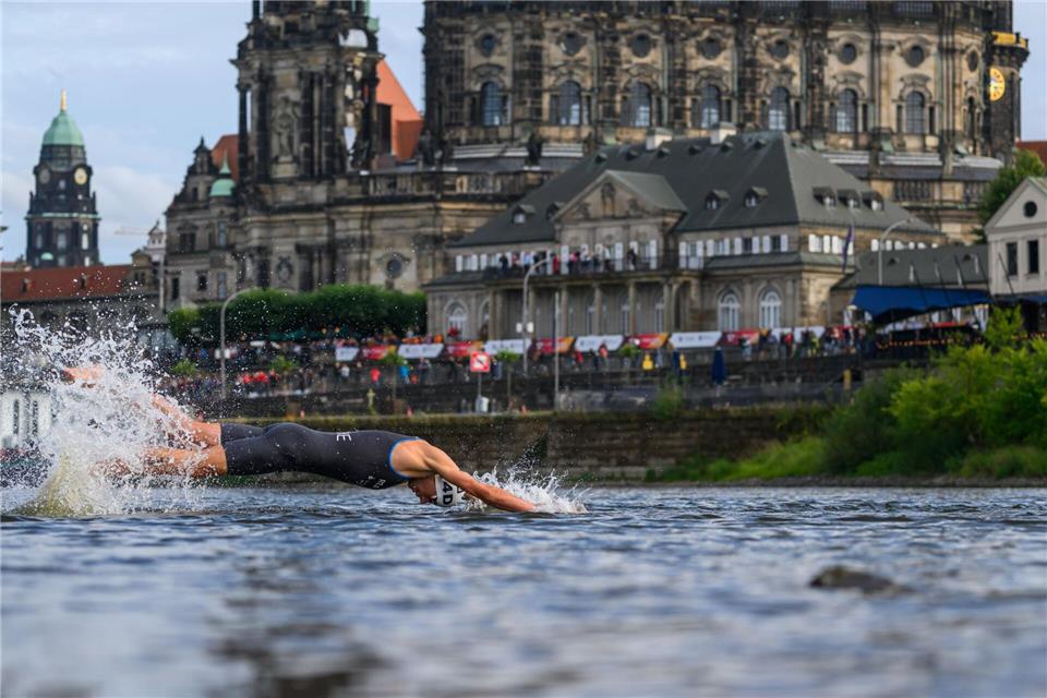  Ein Athlet springt bei der Deutschen Meisterschaft im Triathlon in Dresden in die Elbe.Robert Michael/dpa