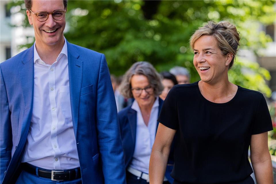   Ein Jahr vor der Landtagswahl hat die schwarz-grüne Koalition zwar auch in Nordrhein-Westfalen Federn gelassen, steht in Umfragen aber deutlich besser da als die schwarz-rote Bundesregierung. (Archivbild)Rolf Vennenbernd/dpa