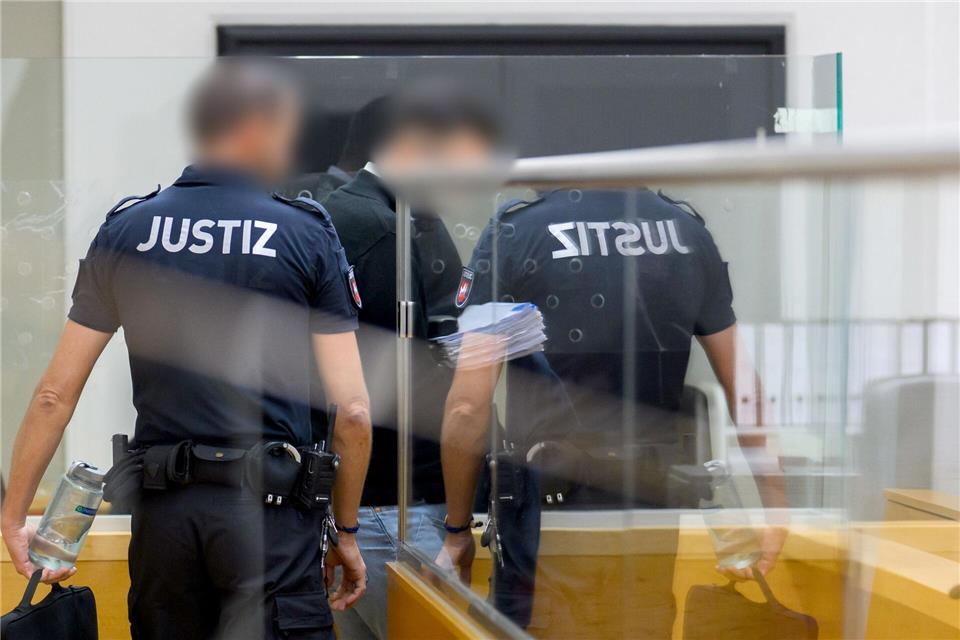  Ein Staatsanwalt aus Hannover soll gegen Geld eine international agierende Kokain-Bande mit Informationen versorgt haben. Jetzt gibt es eine Überraschung im Verfahren. (Archivbild) Julian Stratenschulte/dpa