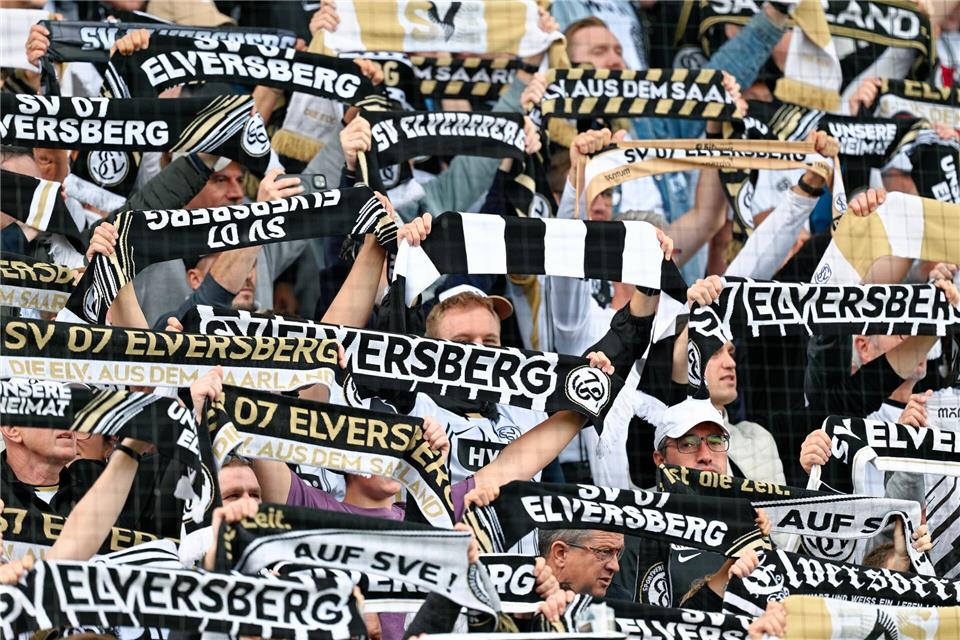  Elversberger Fans können sich über einen historischen Spieltag freuen. Uwe Anspach/dpa