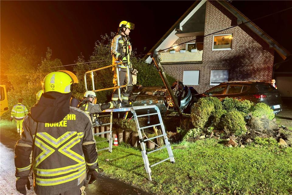  Endstation Vorgarten: Ein Auto hat sich im Kreis Wesel überschlagen.--/Freiwillige Feuerwehr Hünxe/dpa