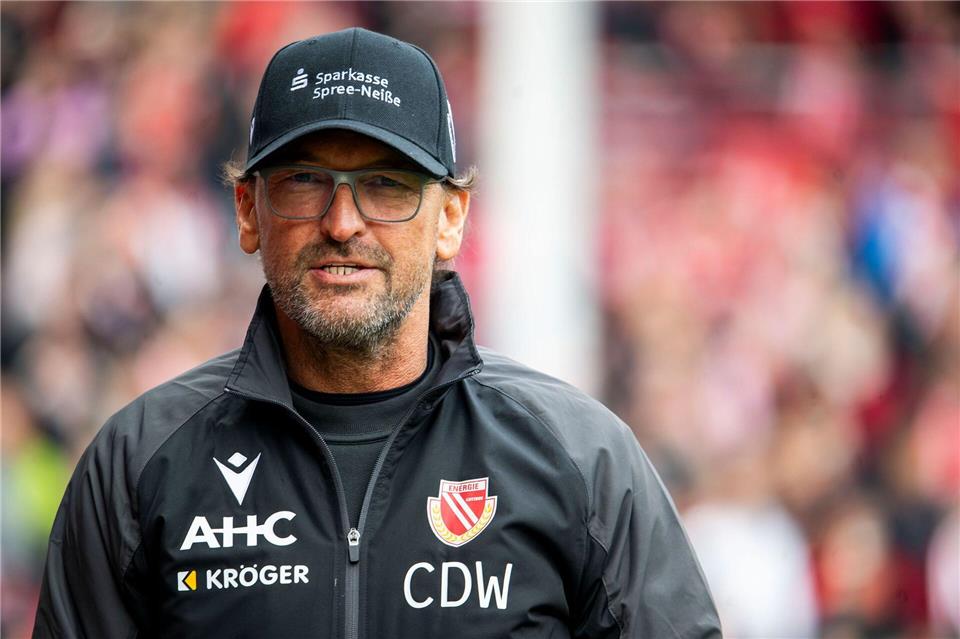  Energie-Coach Claus-Dieter Wollitz kann mit Cottbus für die 3. Liga planenJulius Frick/dpa
