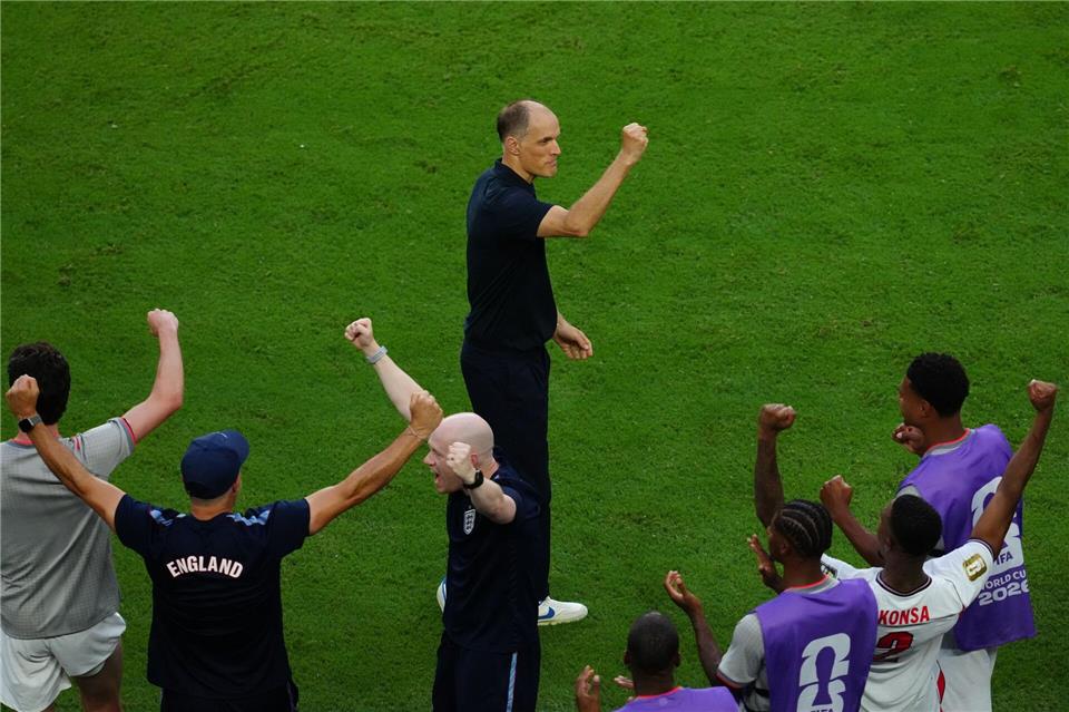  Englands Trainer Thomas Tuchel jubelt nach dem Schlusspfiff gegen Norwegen.Nick Potts/PA Wire/dpa