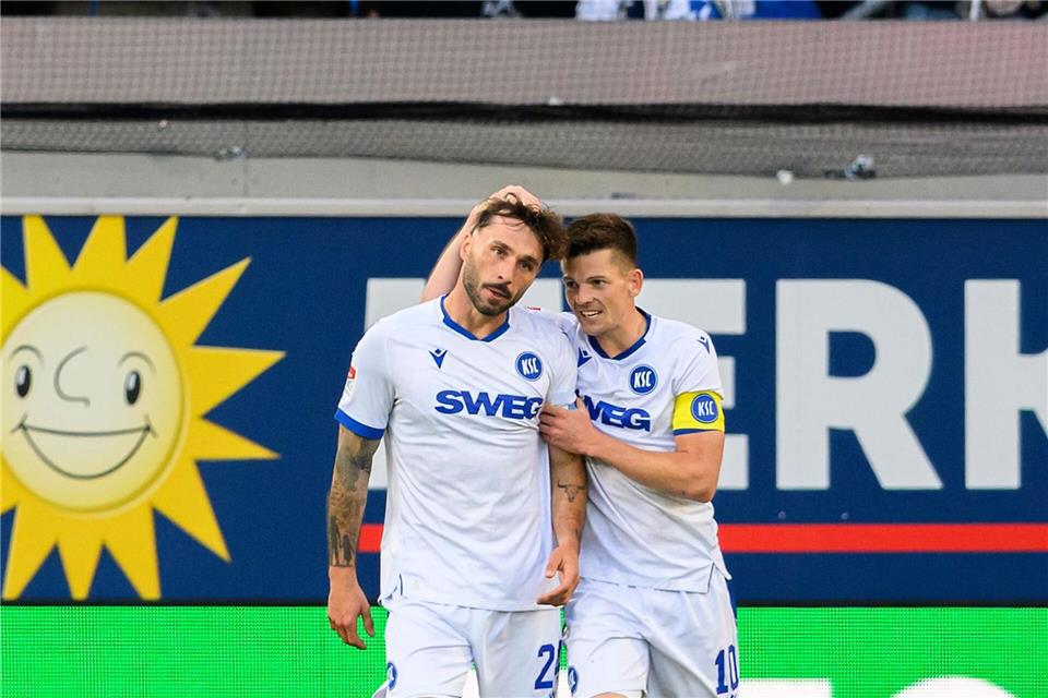  Fabian Schleusener (l) nimmt nach seinem Treffer Glückwünsche entgegenAnke Waelischmiller/dpa