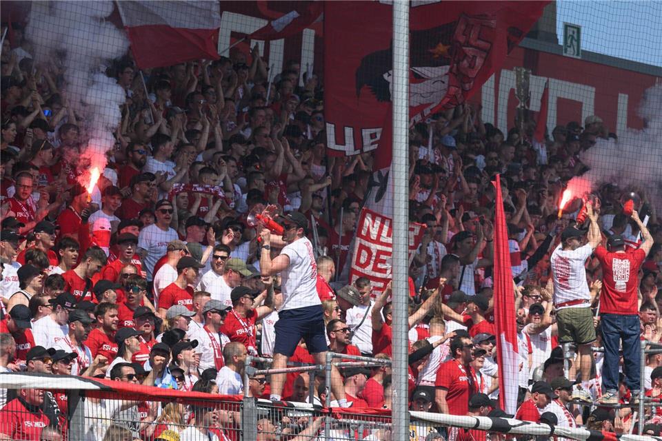  Fans des FSV Zwickau beim Sachsen-Pokalfinale gegen Erzgebirge Aue. Hendrik Schmidt/dpa