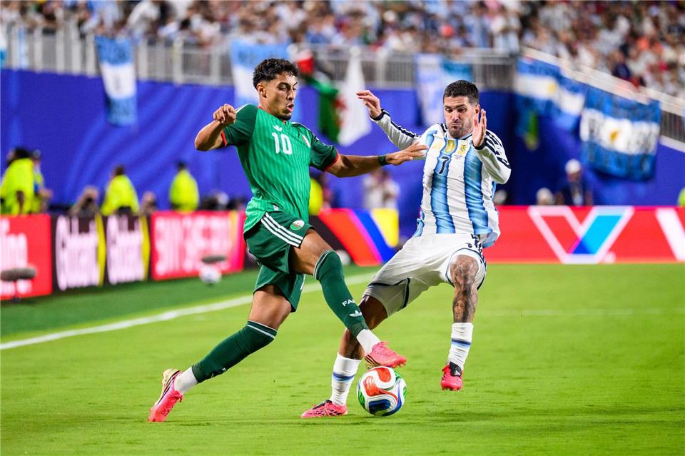 Farès Chaïbi (l) will mit Algerien in die K.o.-Phase. (Archivbild)Tom Weller/dpa
