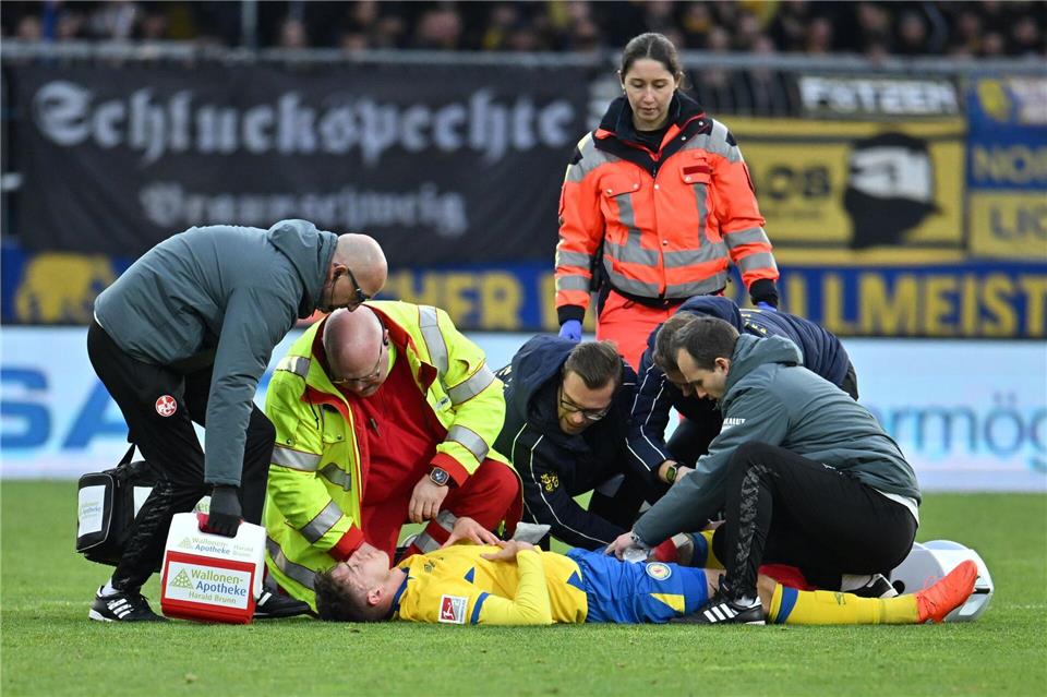  Florian Flick von Eintracht Braunschweig wird wegen einer schweren Risswunde behandelt.Swen Pförtner/dpa