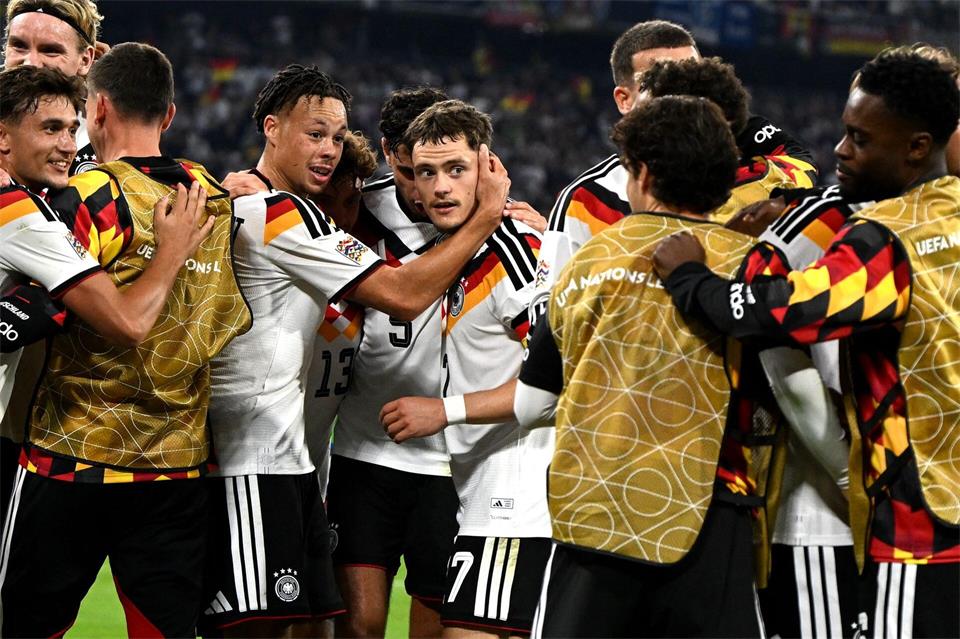  Florian Wirtz (M) feiert seinen Treffer zum 2:0 gegen Serbien mit seinen Mitspielern.Sven Hoppe/dpa